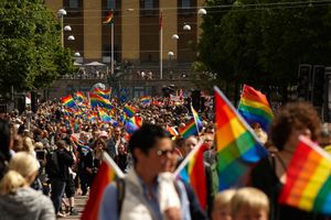 bilden visar ett folkhav med vajande regnbågsflaggor bilden visar ett folkhav med vajande regnbågsflaggor